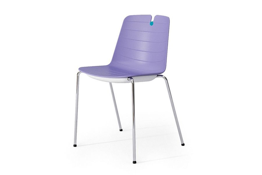 Una silla azul con estructura de metal sobre fondo blanco.