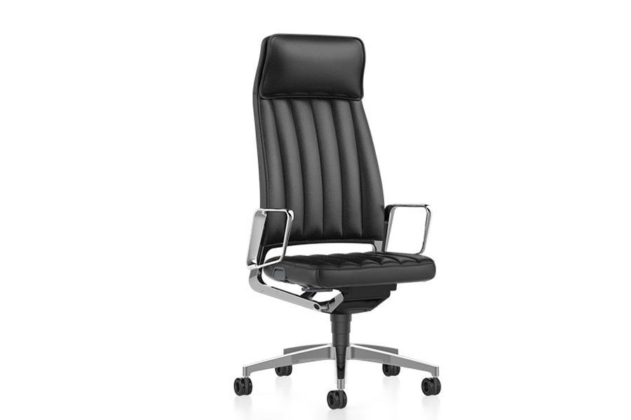 Una silla de oficina de cuero negro con ruedas sobre un fondo blanco