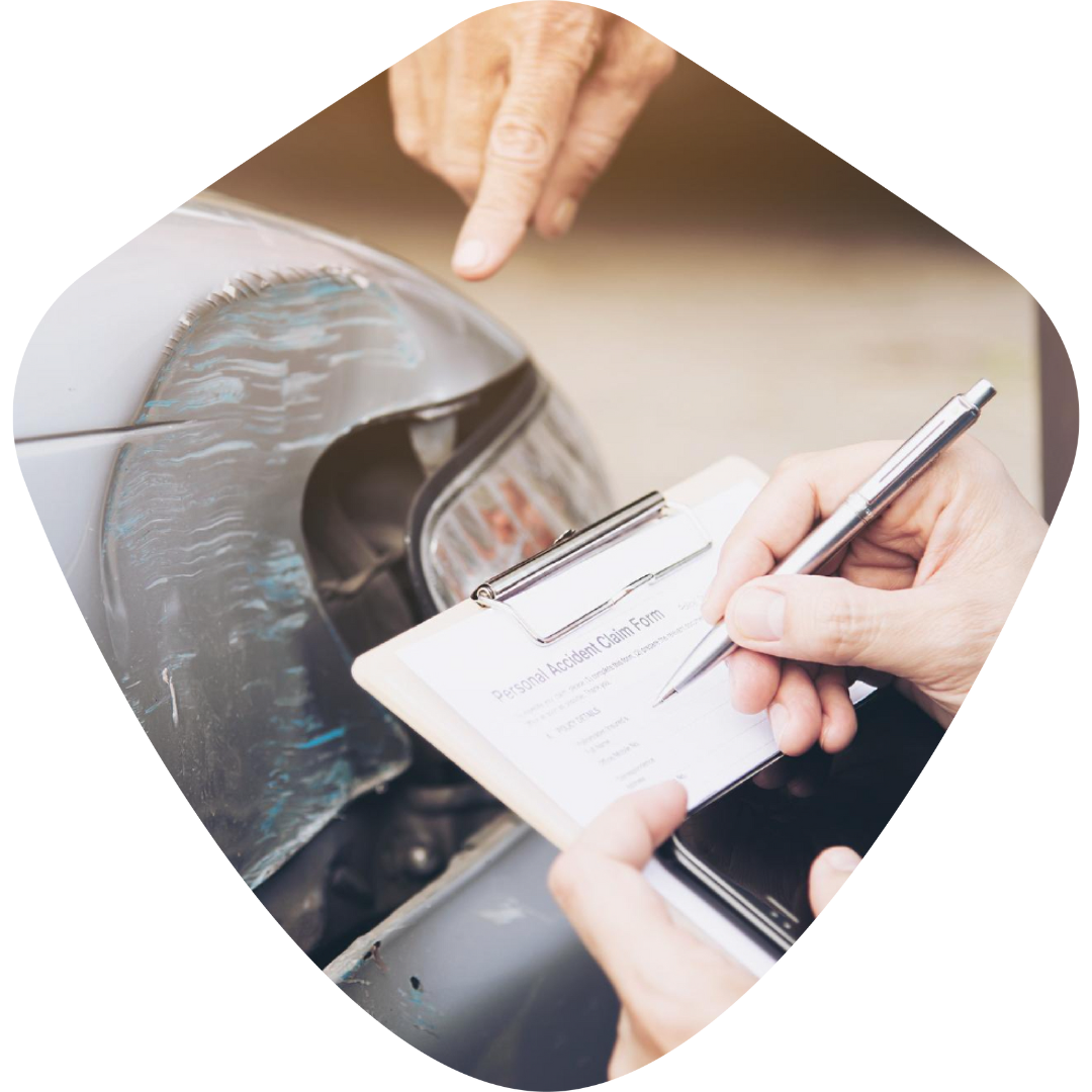 Une personne écrit sur un presse-papiers à côté d'une voiture.