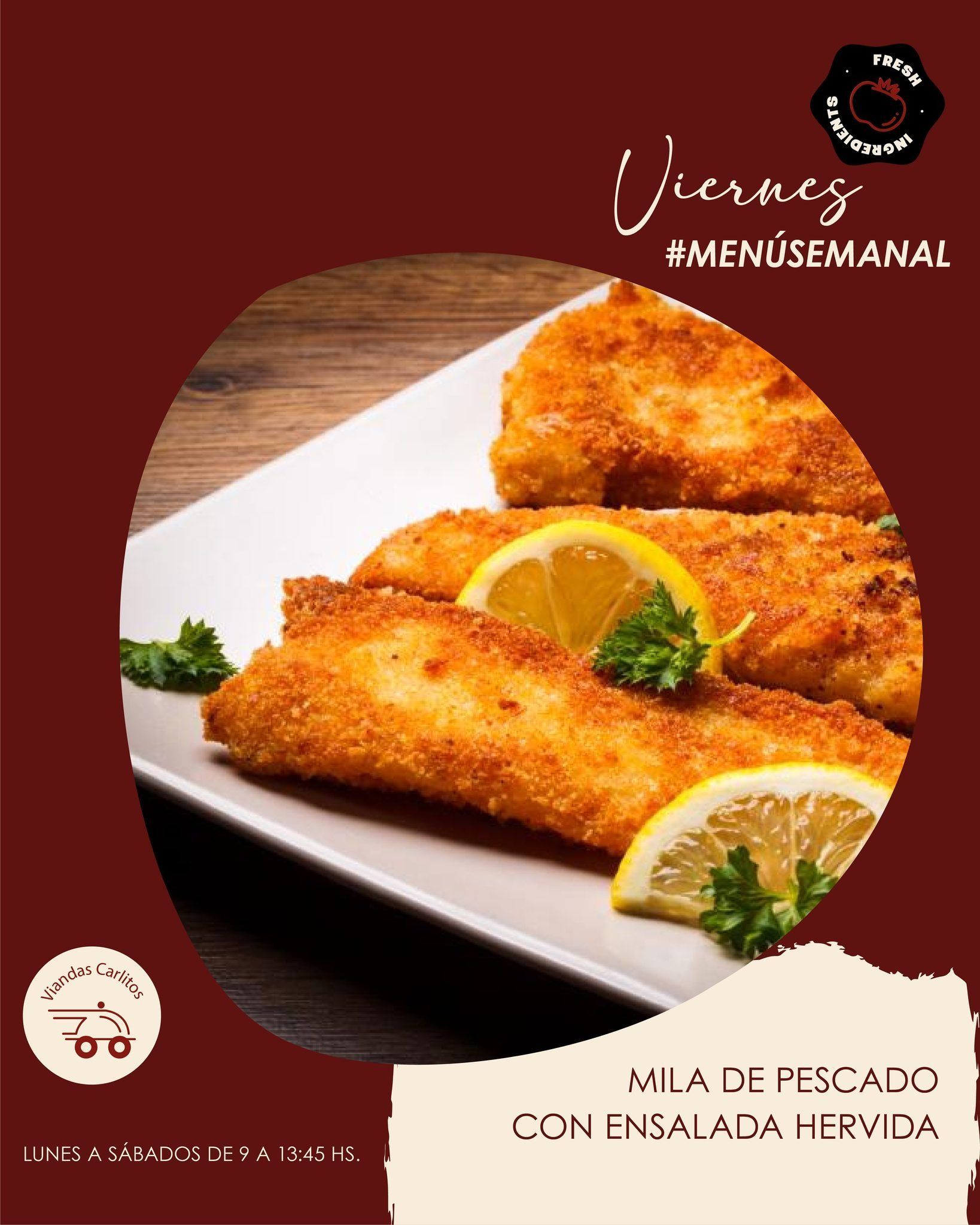 Rollitos de hojaldre dorados y fritos con rodajas de limón sobre un plato blanco con fondo rojo oscuro.