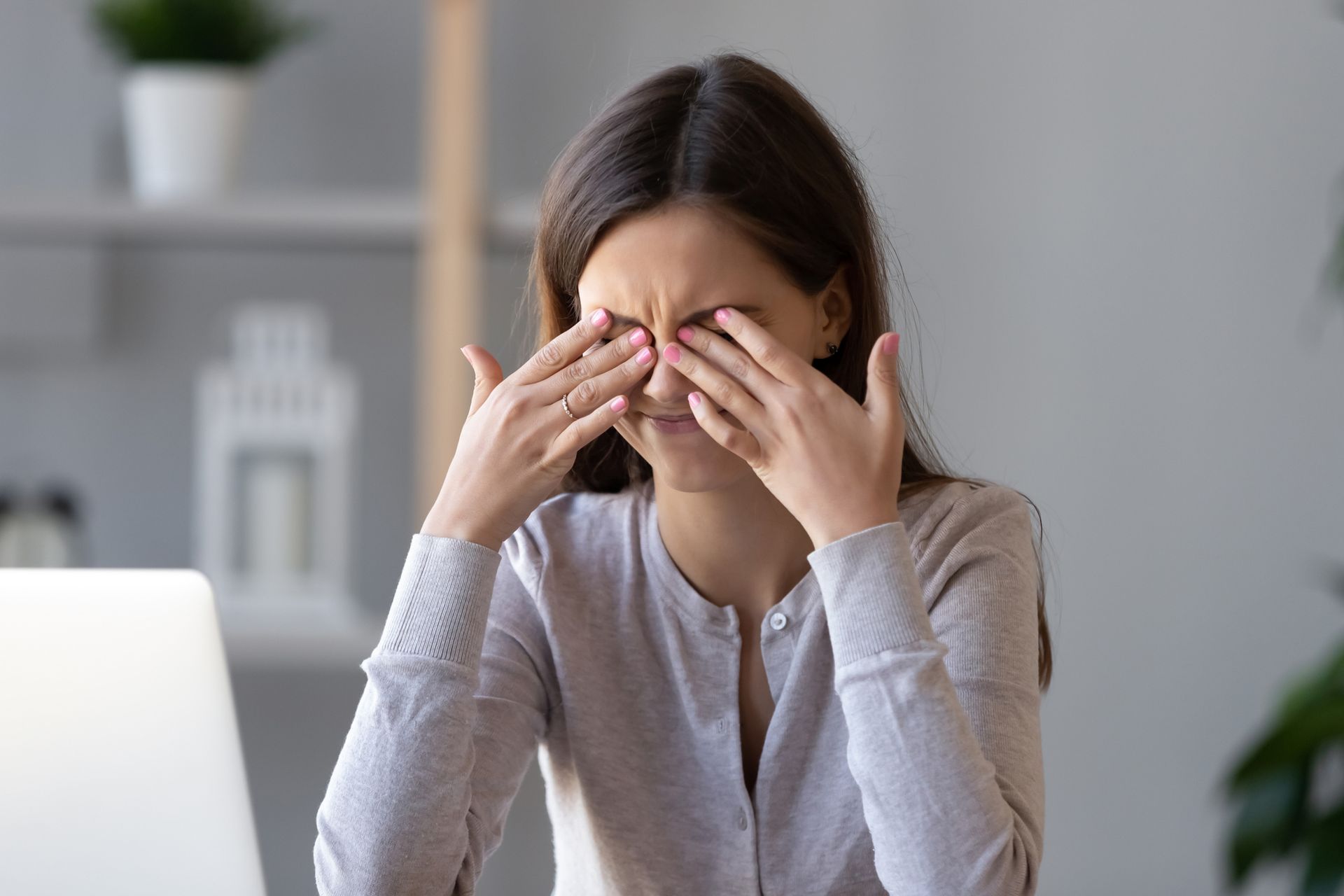 Woman With Poor Eye Sight — West Plains, MO — Jones Eye Center Woman With Poor Eye Sight — West Plains, MO — Jones Eye Center