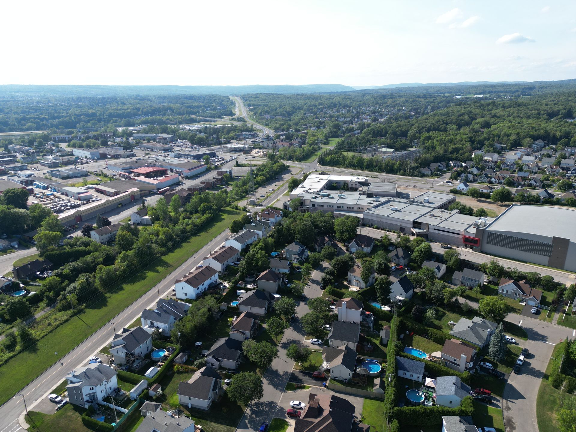 Une vue aérienne d'un quartier résidentiel avec beaucoup de maisons et d'arbres.