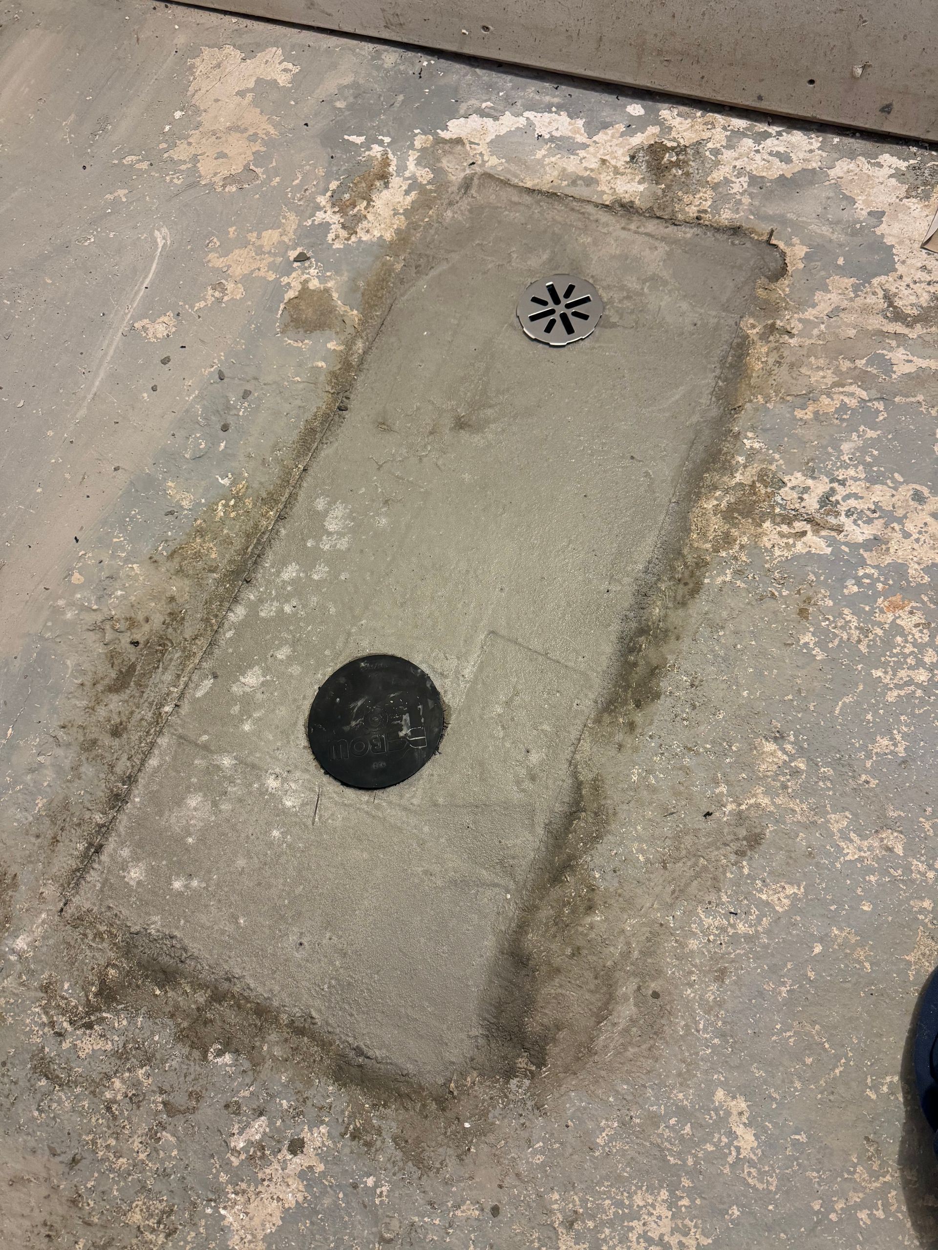 Une dalle de béton avec un trou au milieu.