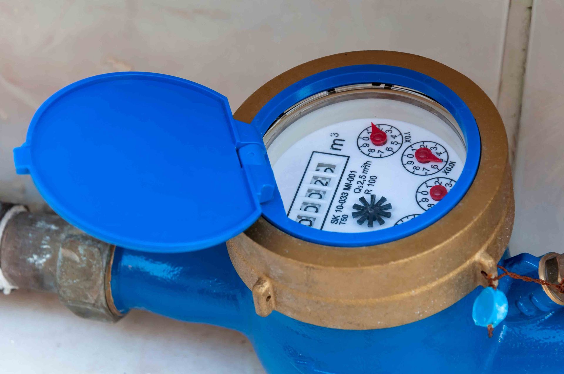 Un chauffe-eau est placé dans une pièce à côté d'un mur.
