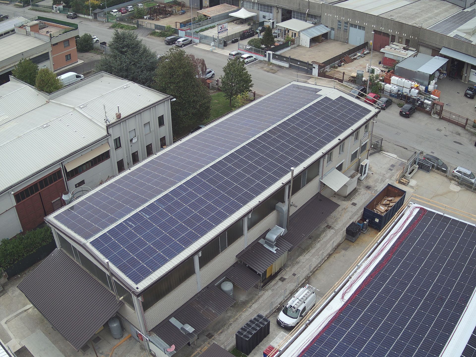 un edificio con il tetto pieno di pannelli fotovoltaici.