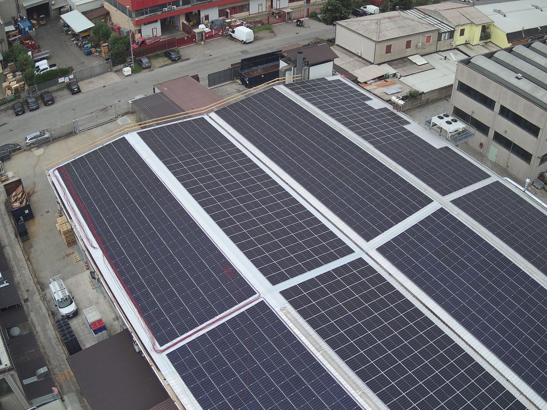 vista aerea di un tetto pieno di pannelli fotovoltaici
