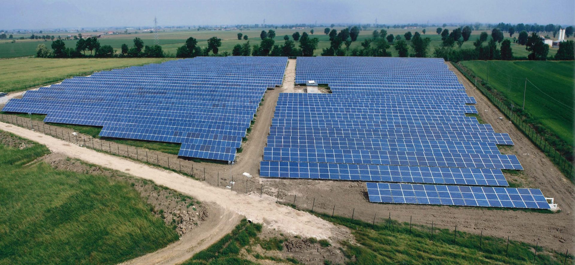 un campo pieno di pannelli fotovoltaici