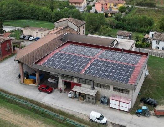 un edificio con pannelli fotovoltaici sul tetto