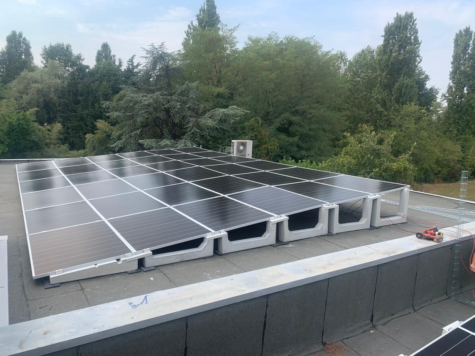 Pannelli fotovoltaici con alberi sullo sfondo