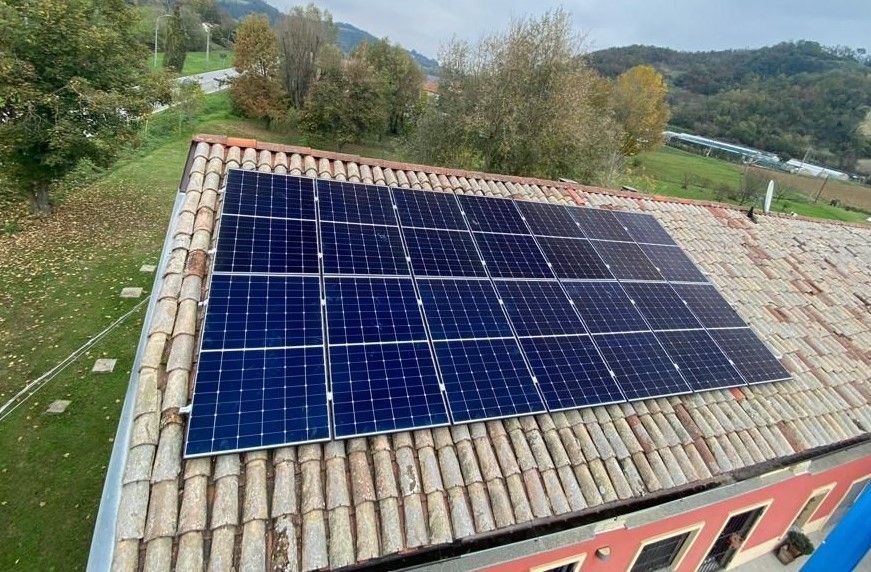Tetto con pannelli fotovoltaici
