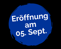 Blaues rundes Logo mit weißem Text „Eröffnung Herbst 2026 – STAY TUNED…“