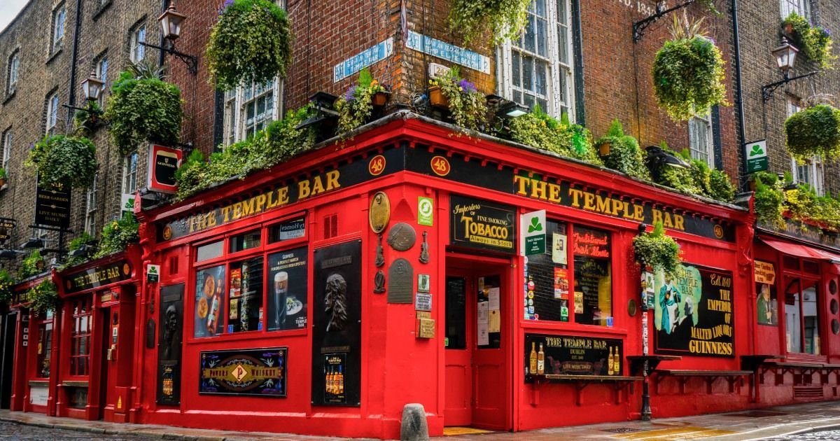 A red building with a sign that says the temple bar on it.