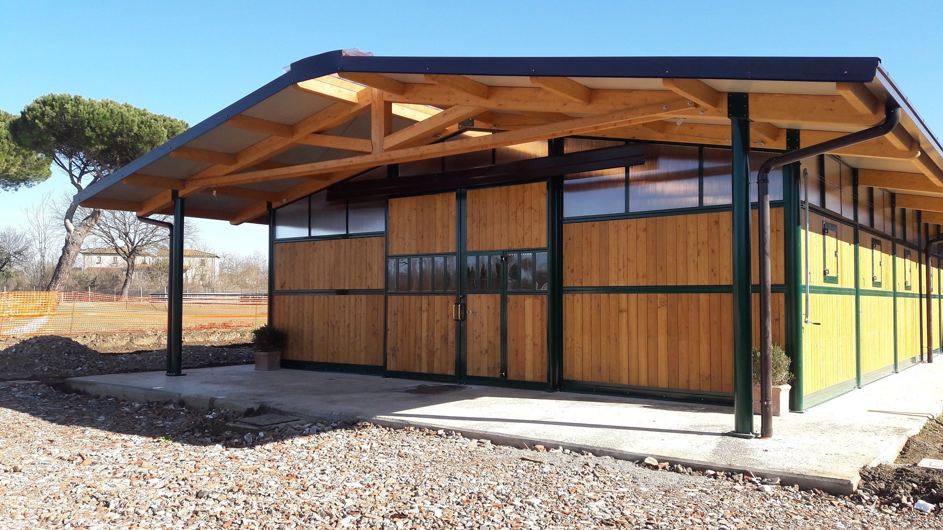 Scuderia corsia centrale legno larice