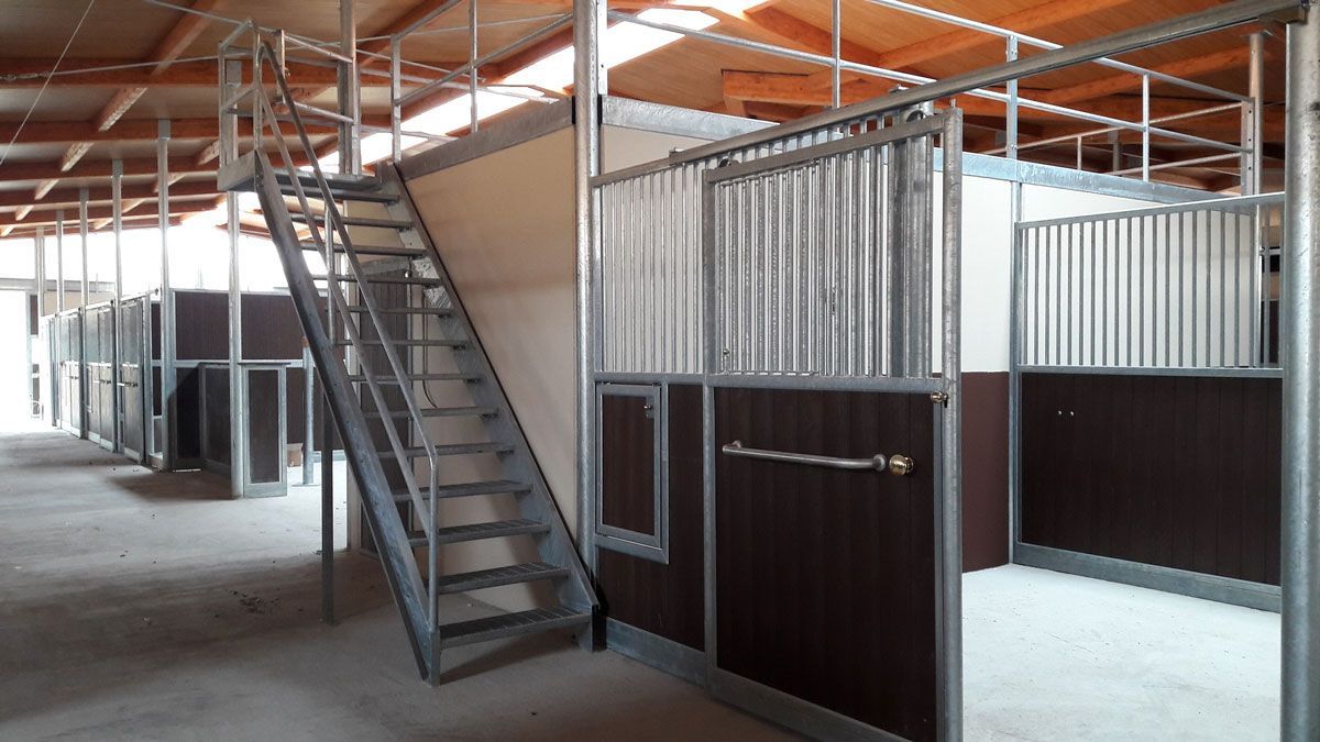 Soppalco con scala di accesso