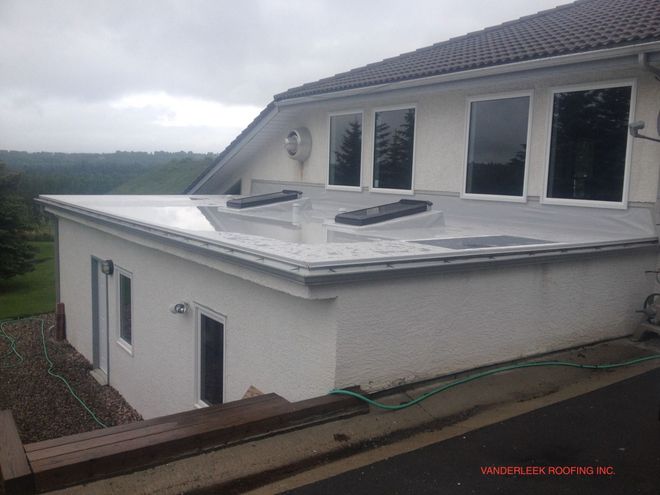Flat roof installation