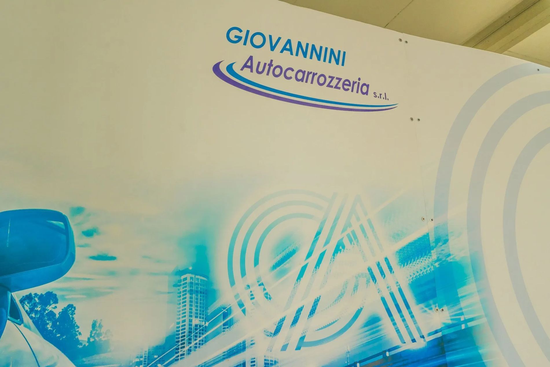 cartello con logo di autocarrozzeria