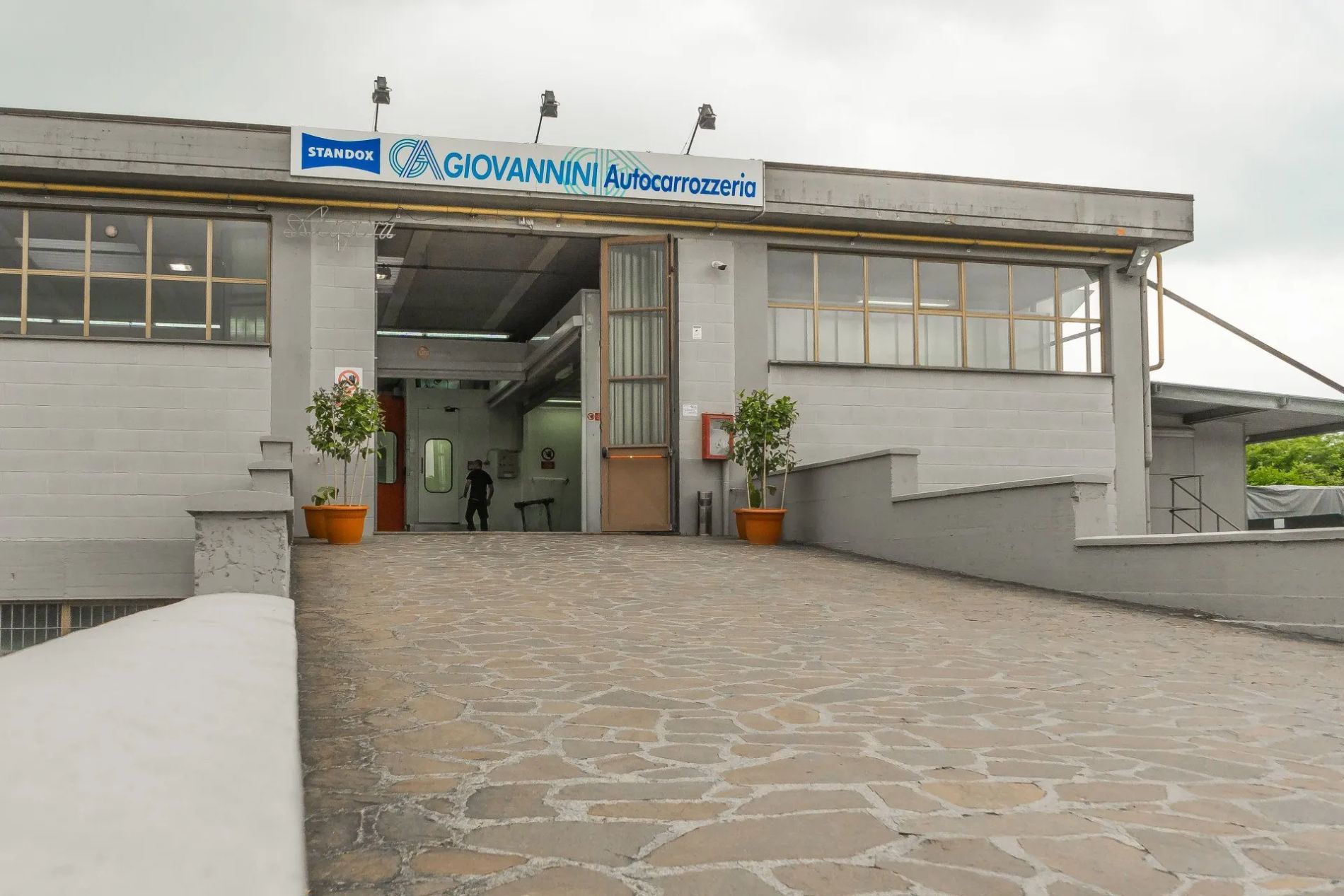 ingresso di officina auto