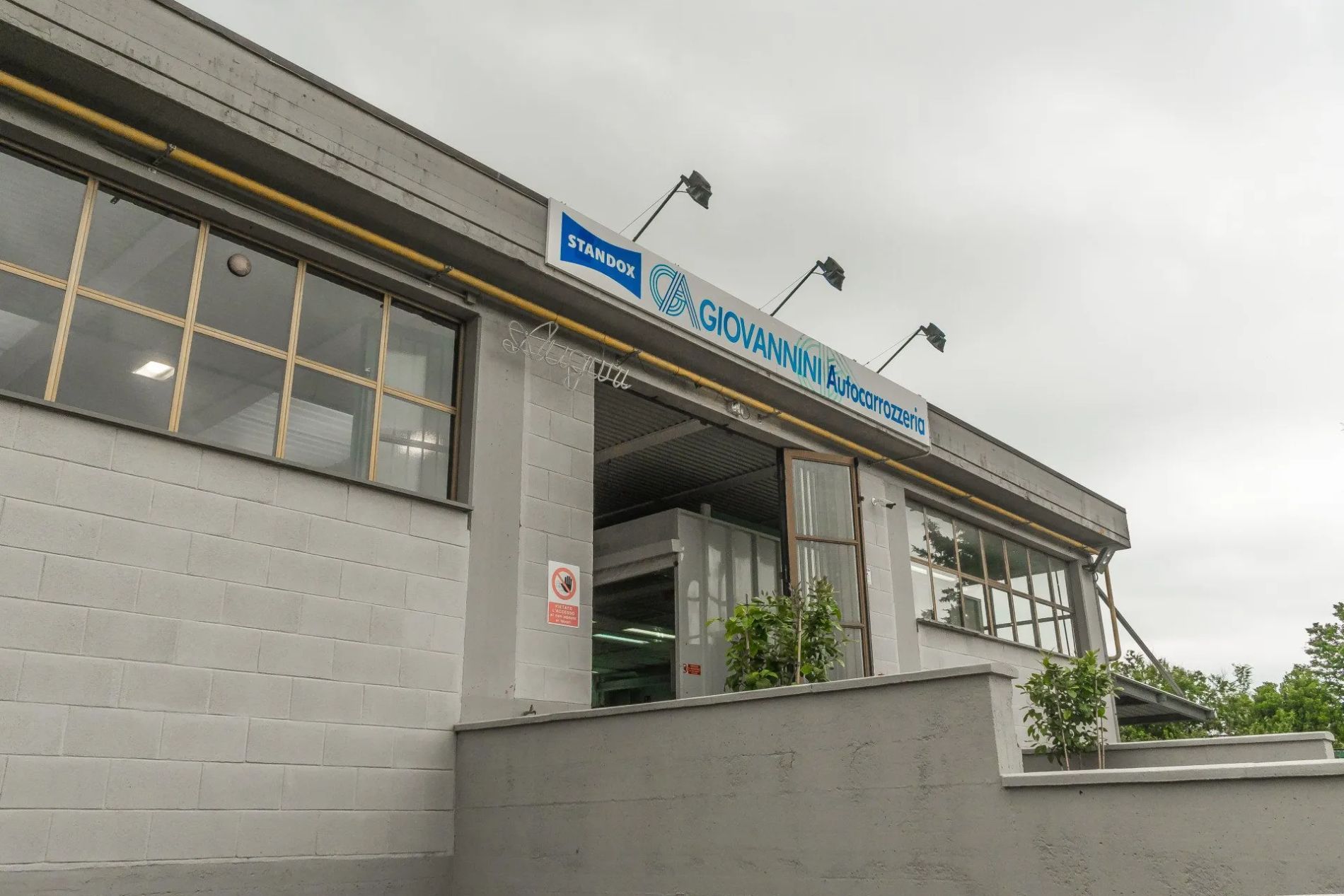 insegna di carrozzeria auto