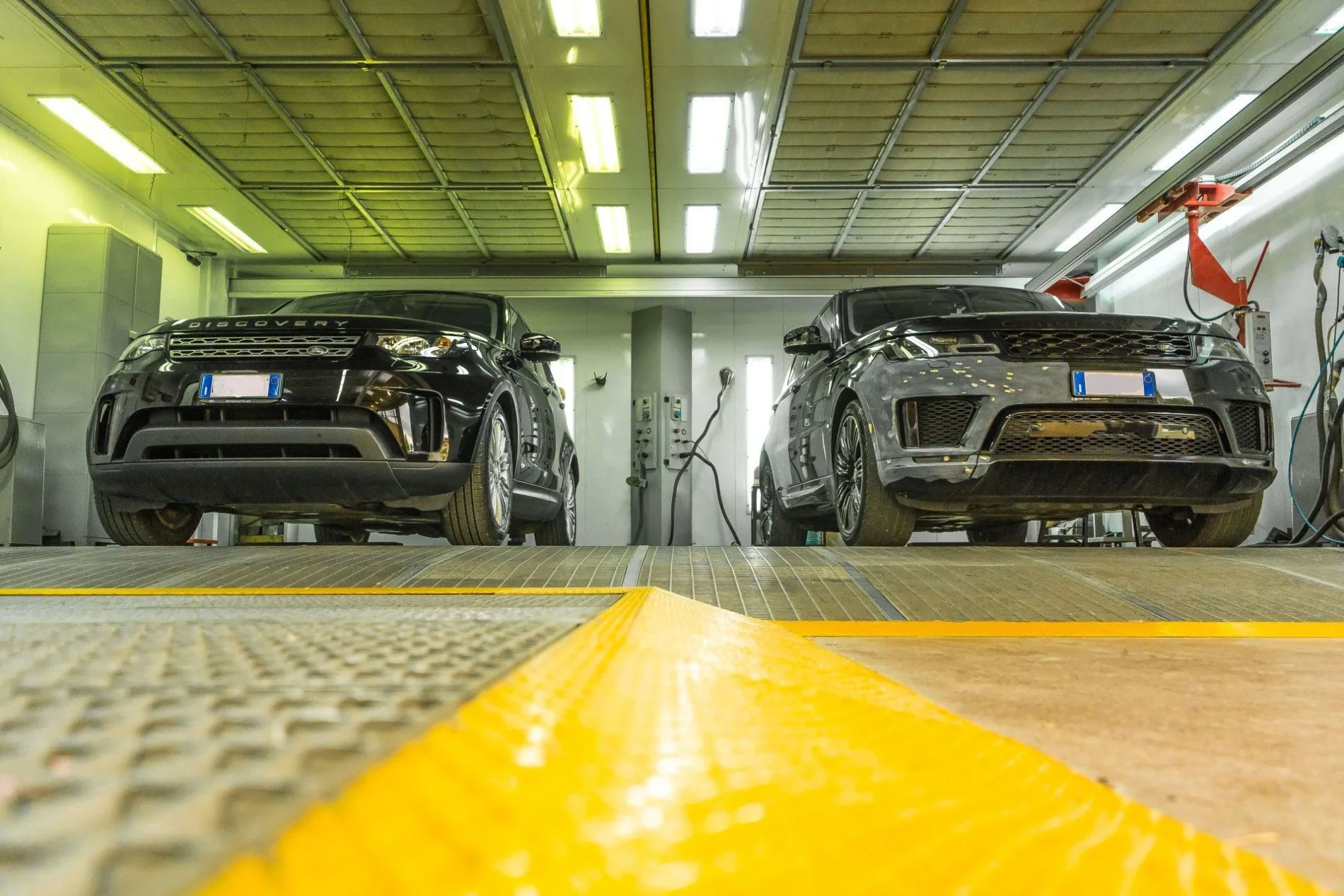 due SUV Land Rover in un'autofficina