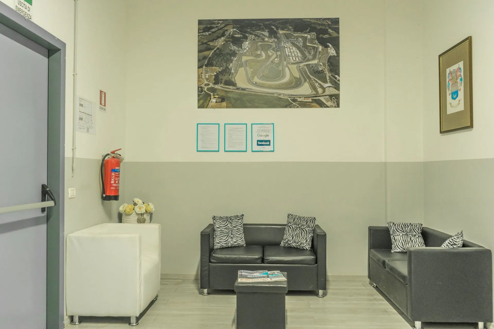 sala d'attesa di un'autofficina