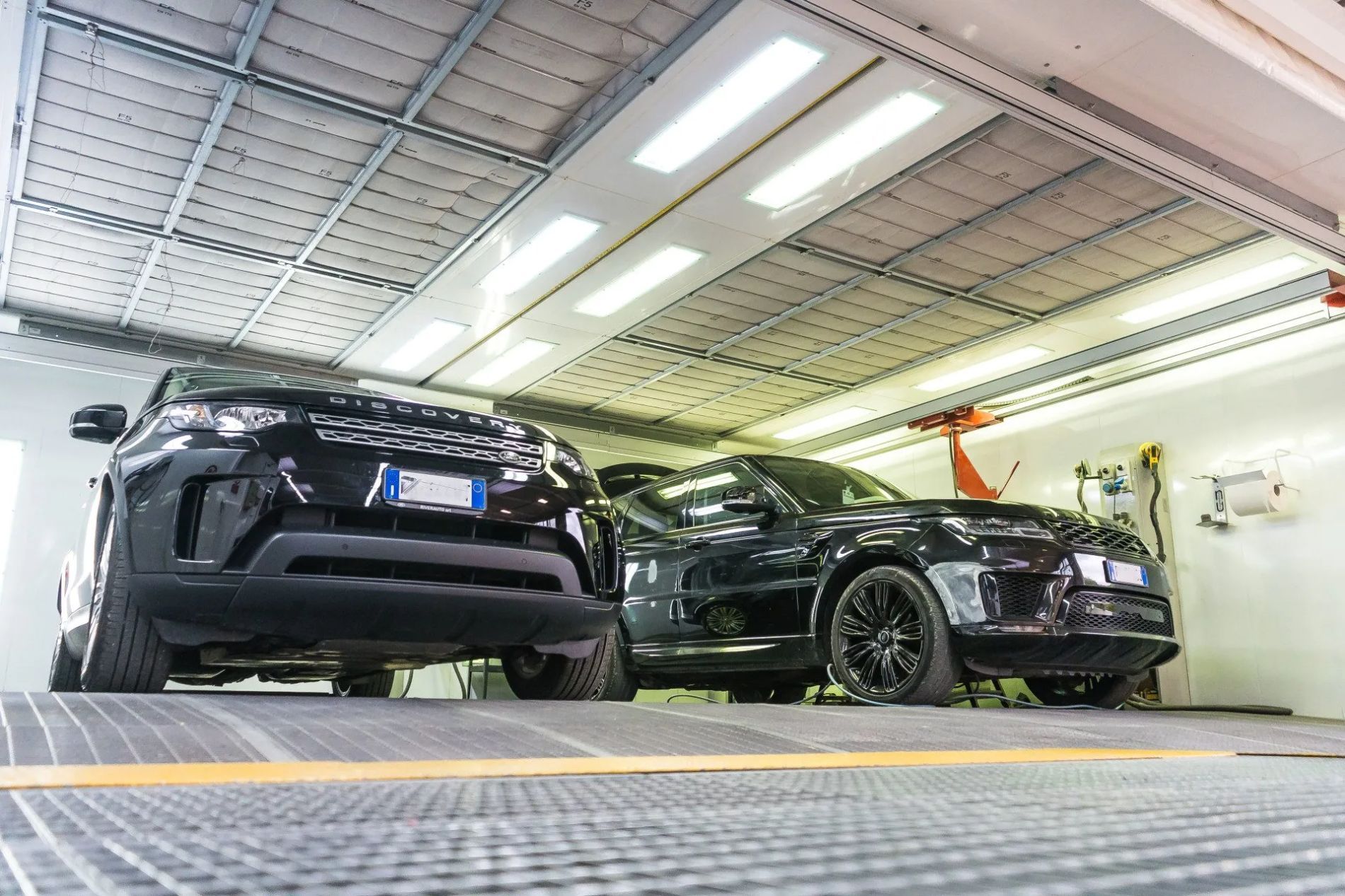 due SUV in un'autofficina
