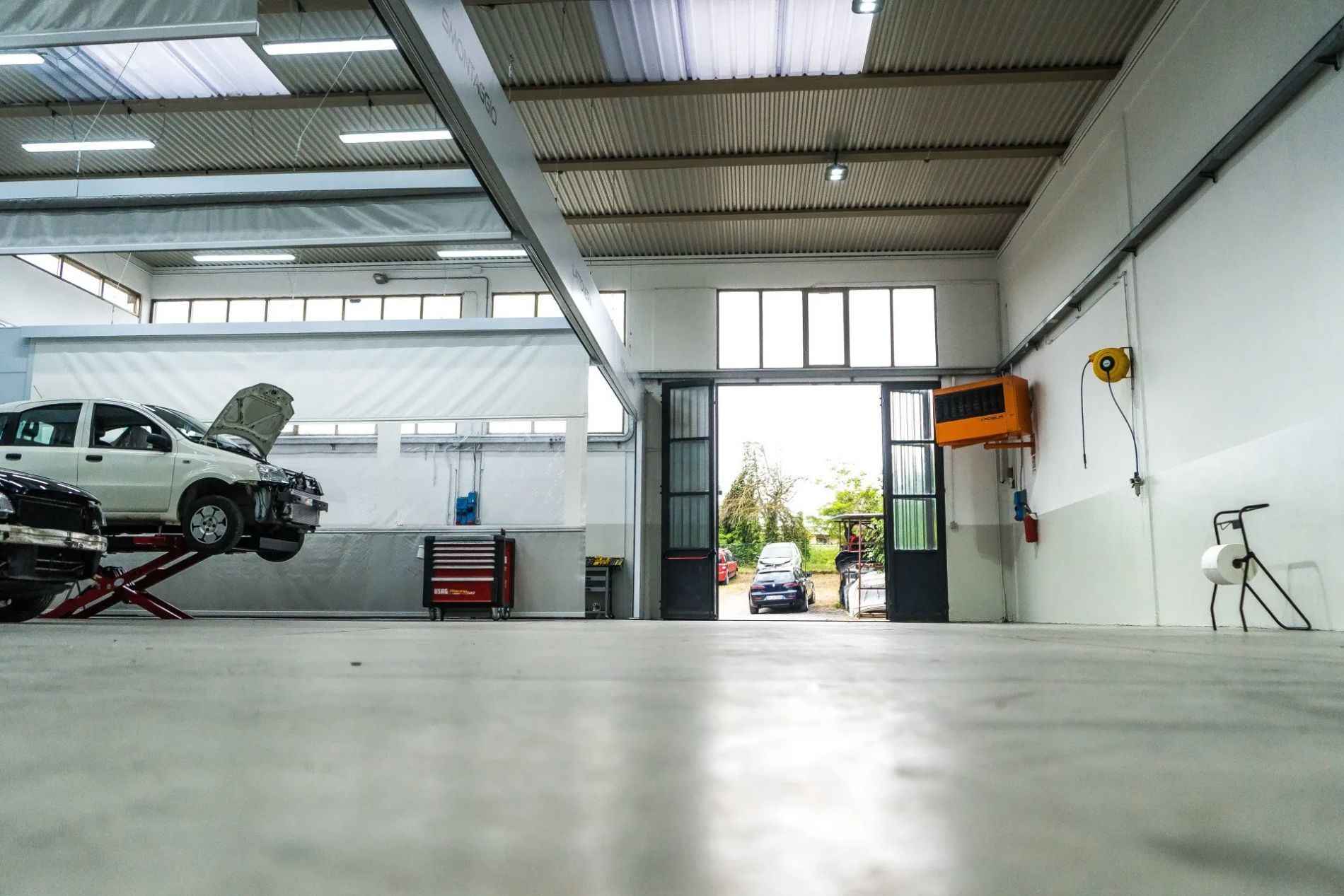 autofficina con auto in fase di riparazione