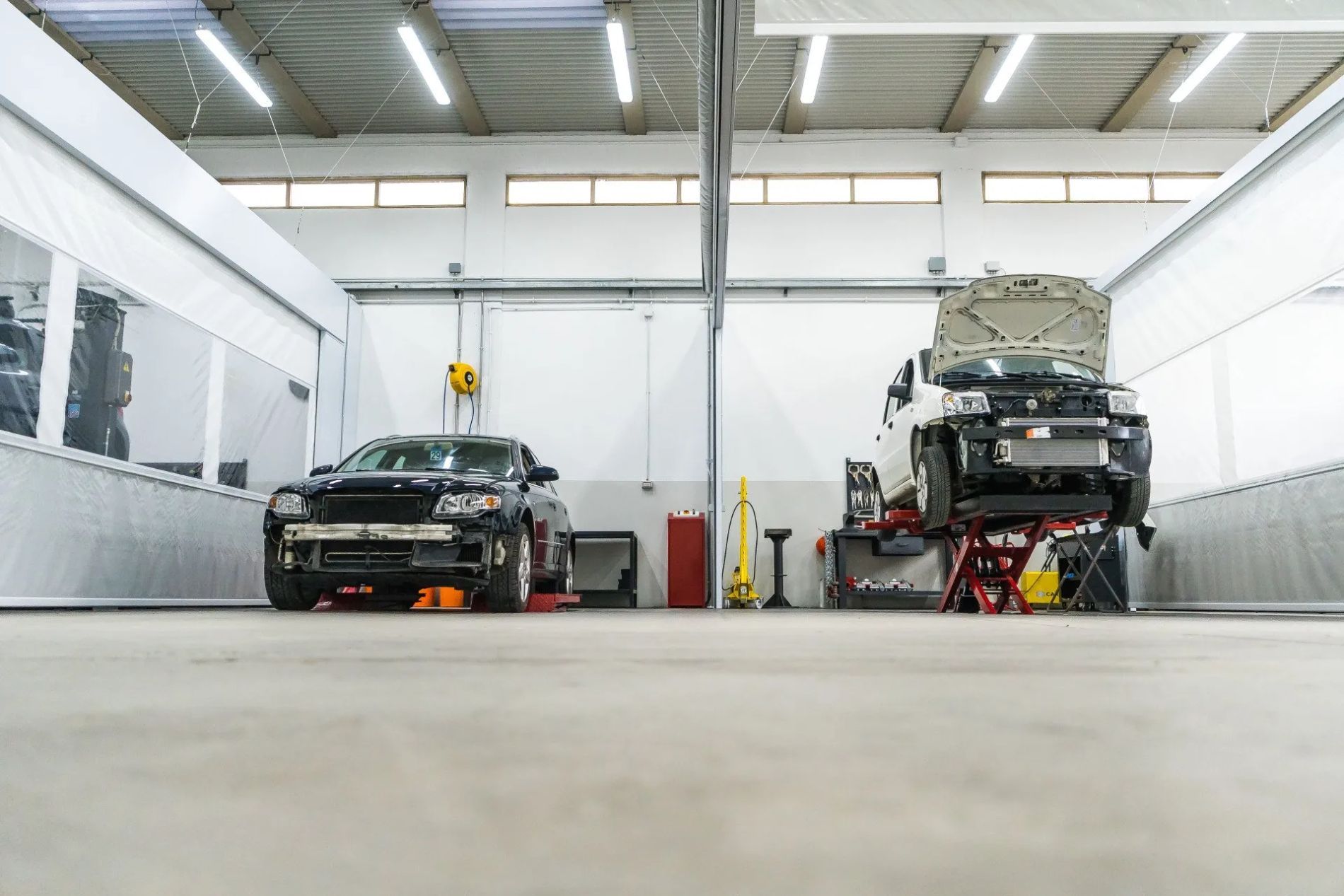 automobili in fase di riparazione
