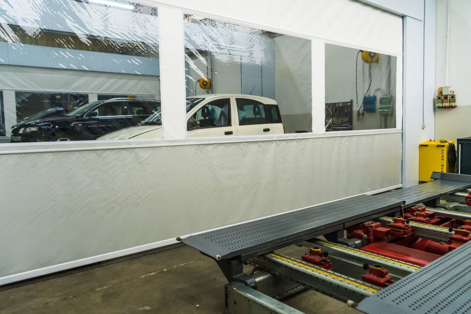 automobili dentro un'autofficina