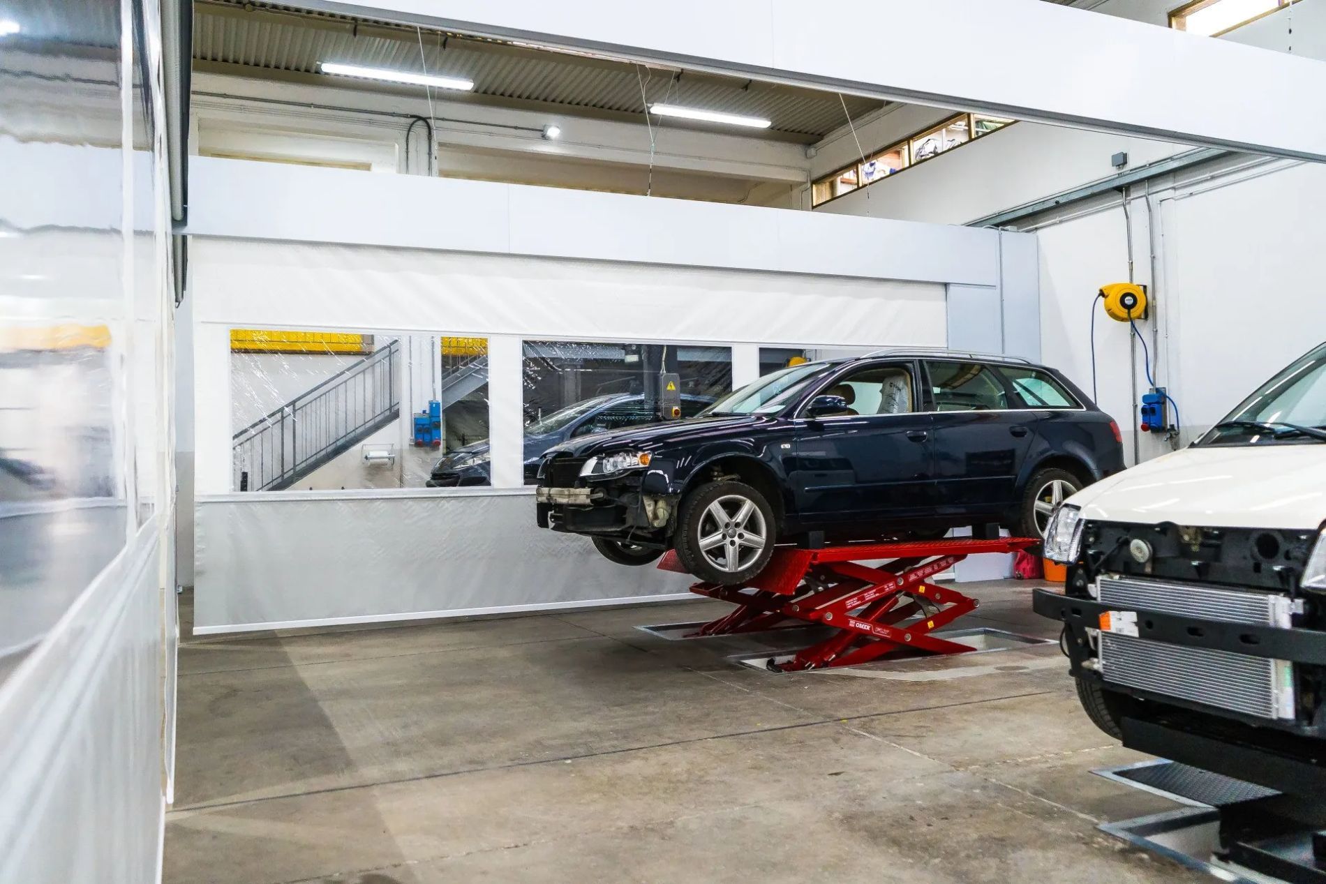 automobile su sollevatore in un'autofficina