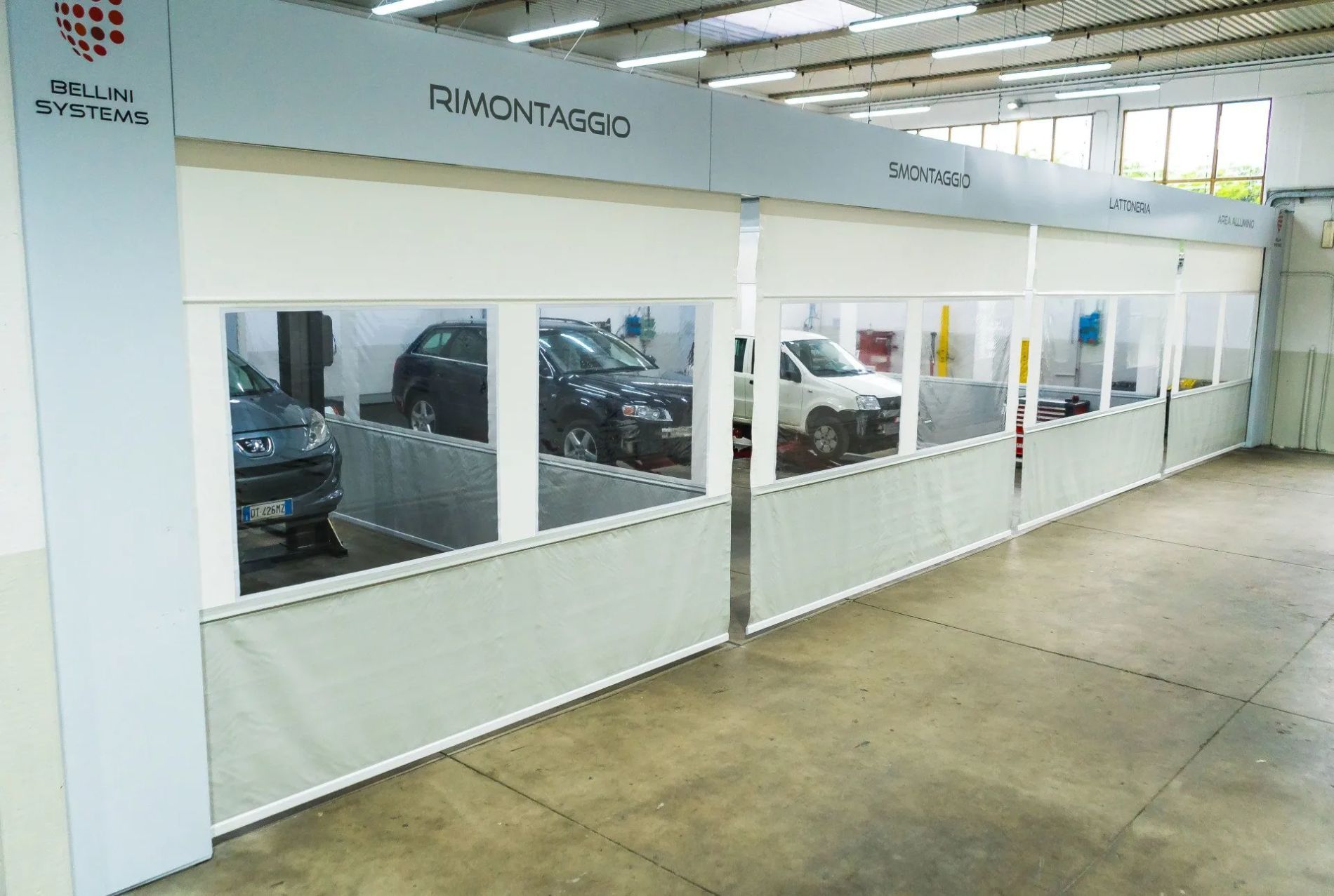 autofficina con aree dedicate a operazioni diverse