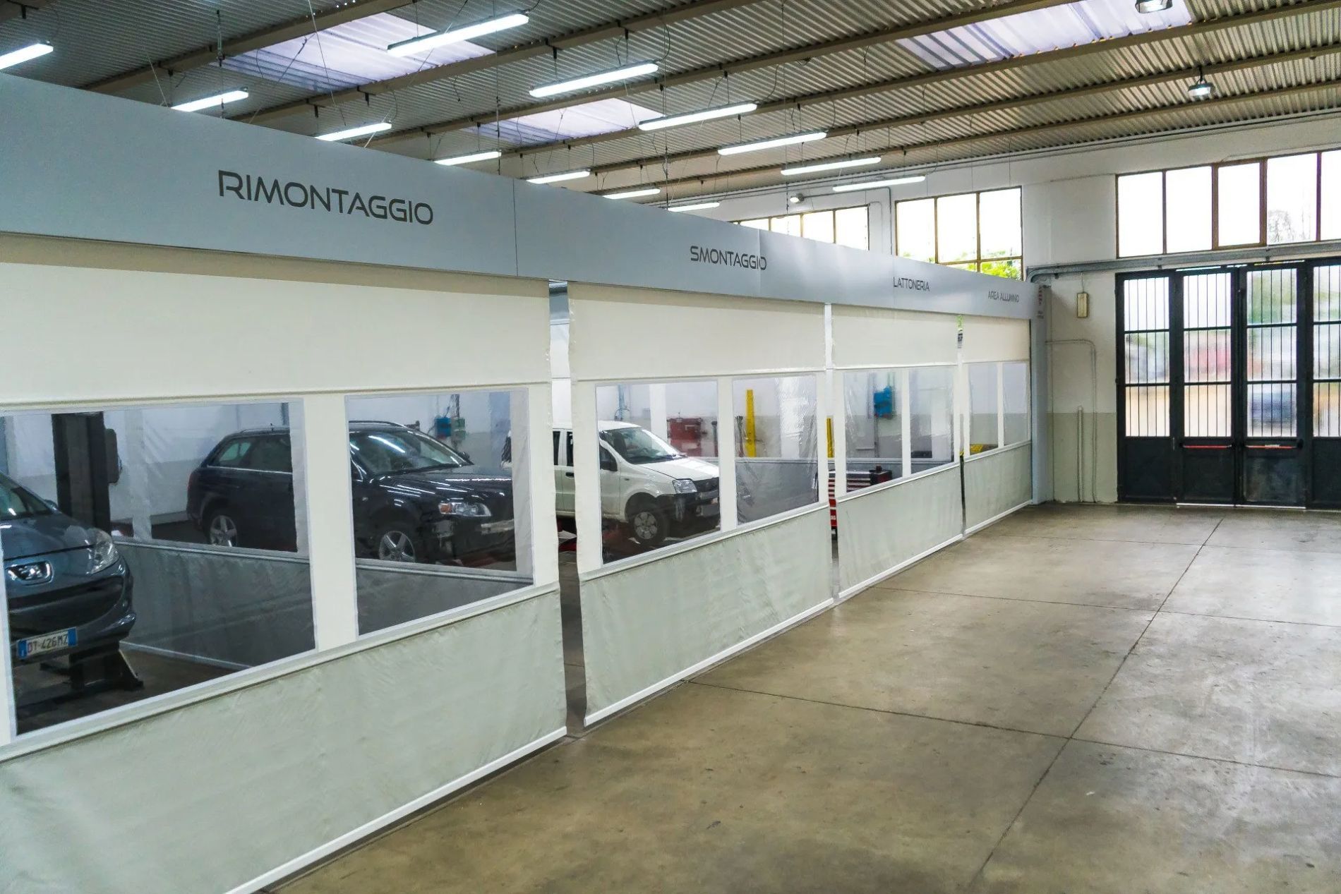 autocarrozzeria con aree dedicate a operazioni diverse