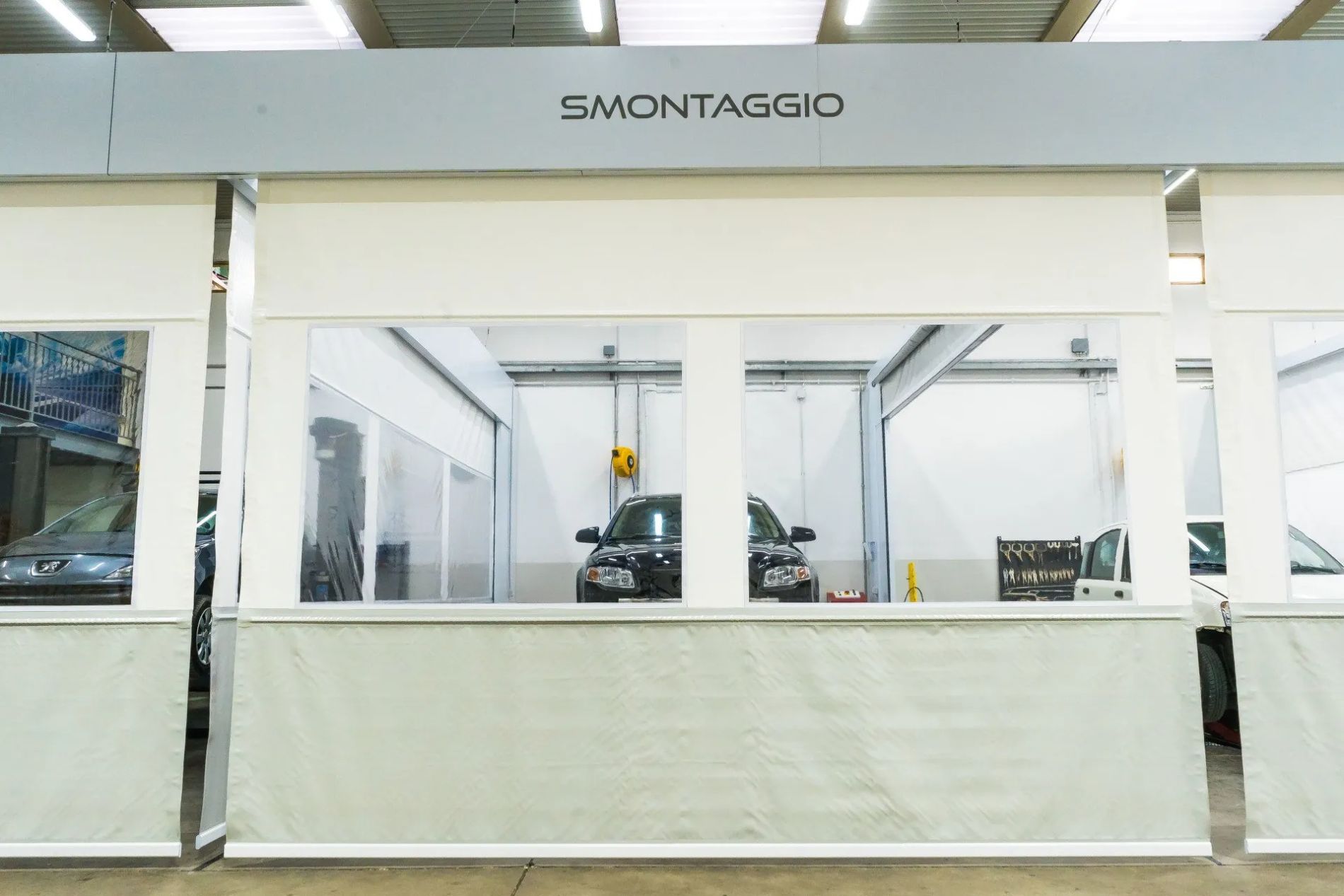area smontaggio di un'autocarrozzeria