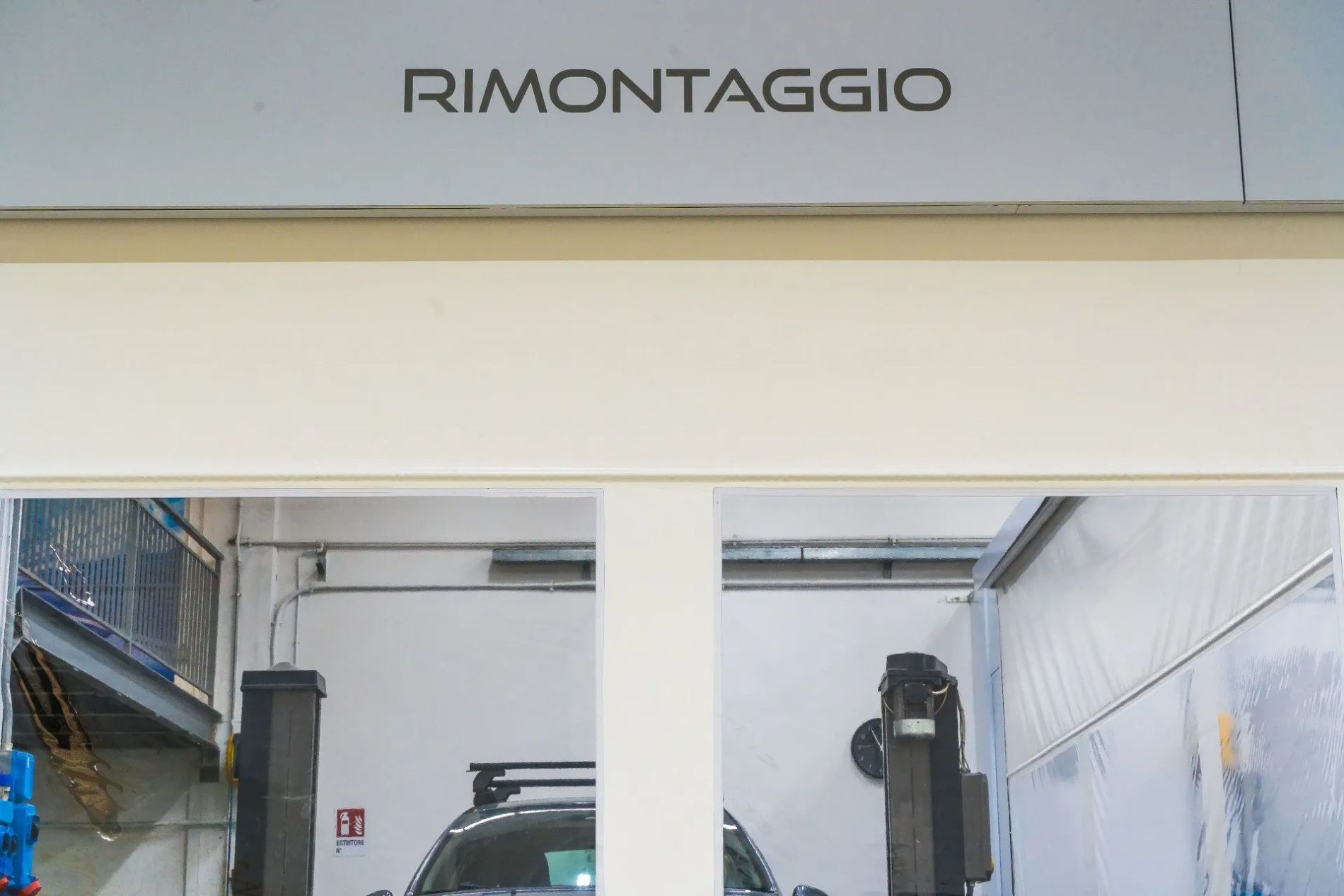 area rimontaggio di un'autofficina