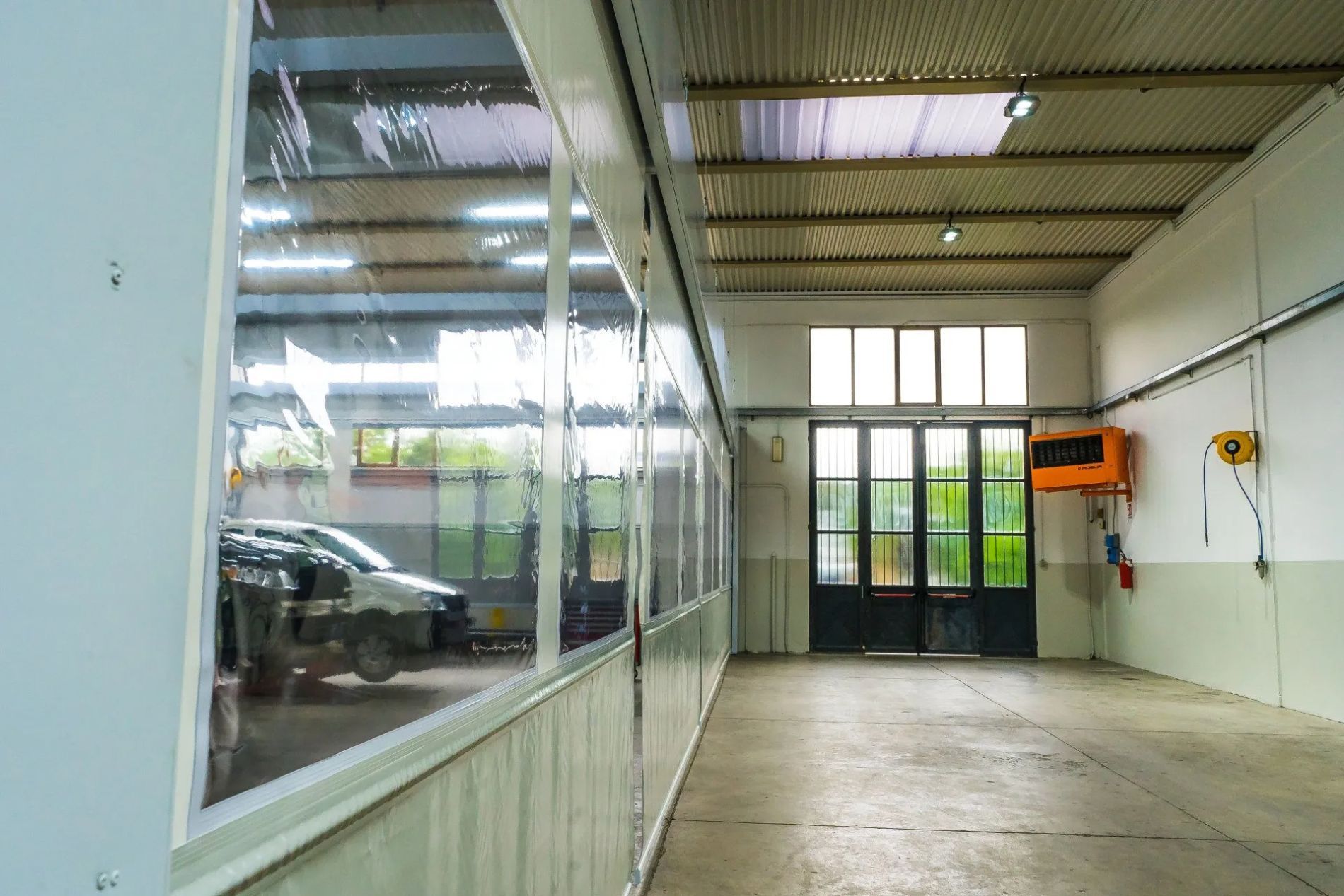 autovetture in un'autocarrozzeria