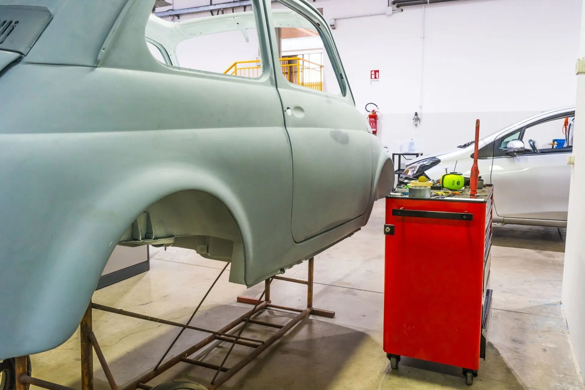 verniciatura di un'auto d'epoca