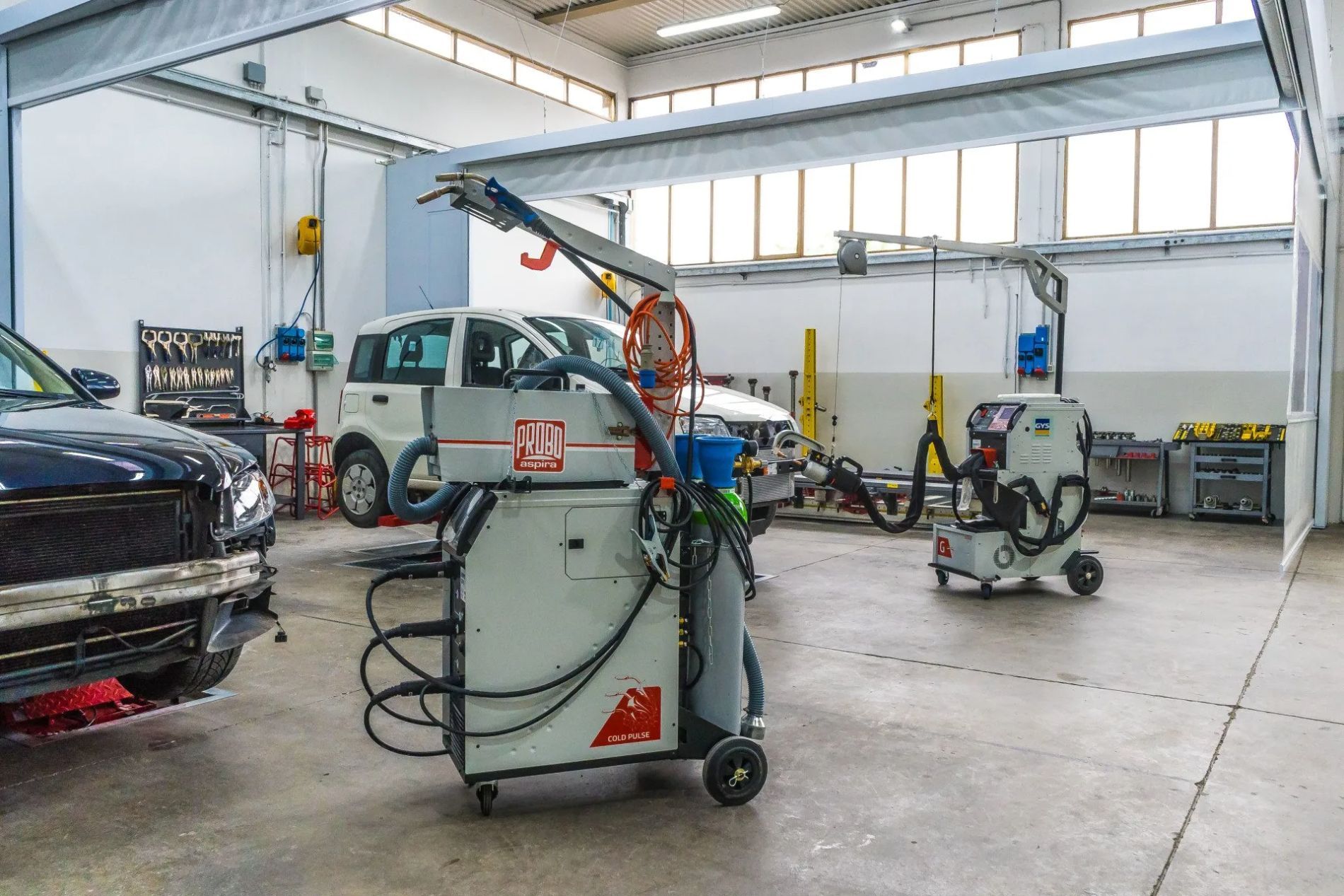 macchinario con ruote per riparazione di autoveicoli