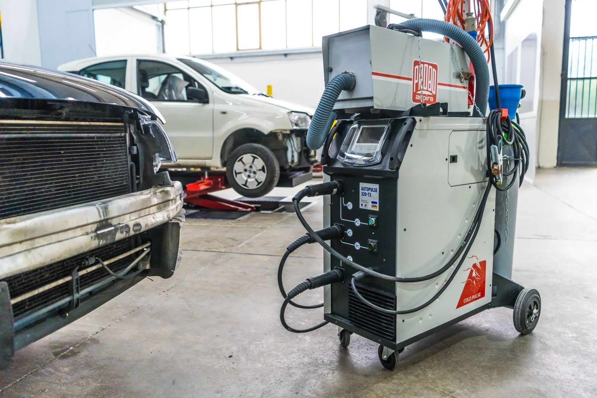 macchinario di autofficina per riparazione di autoveicoli