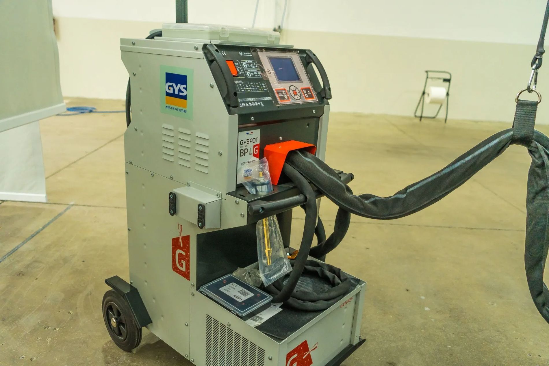 macchinario Gys per riparazione automobili
