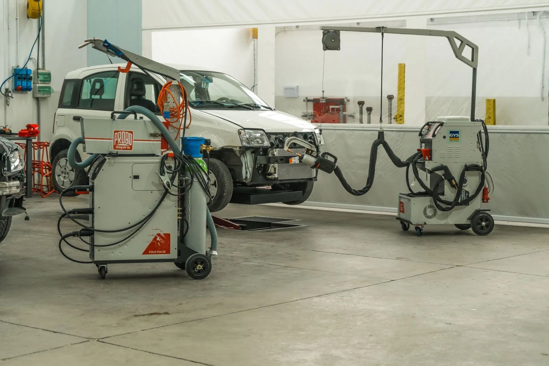 automobile bianca in fase di riparazione