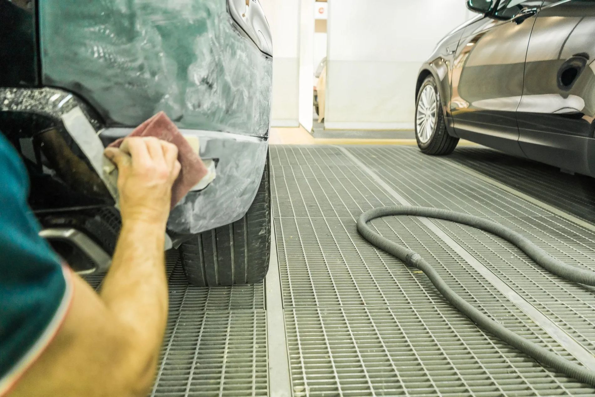trattamento manuale su automobile