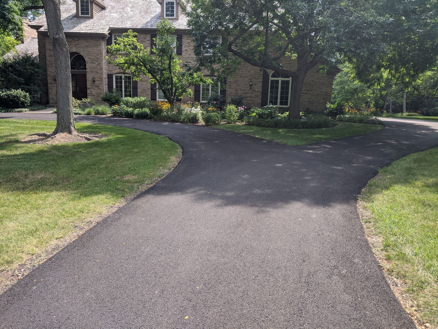 Newly paved asphalt driveway in South Barrington IL