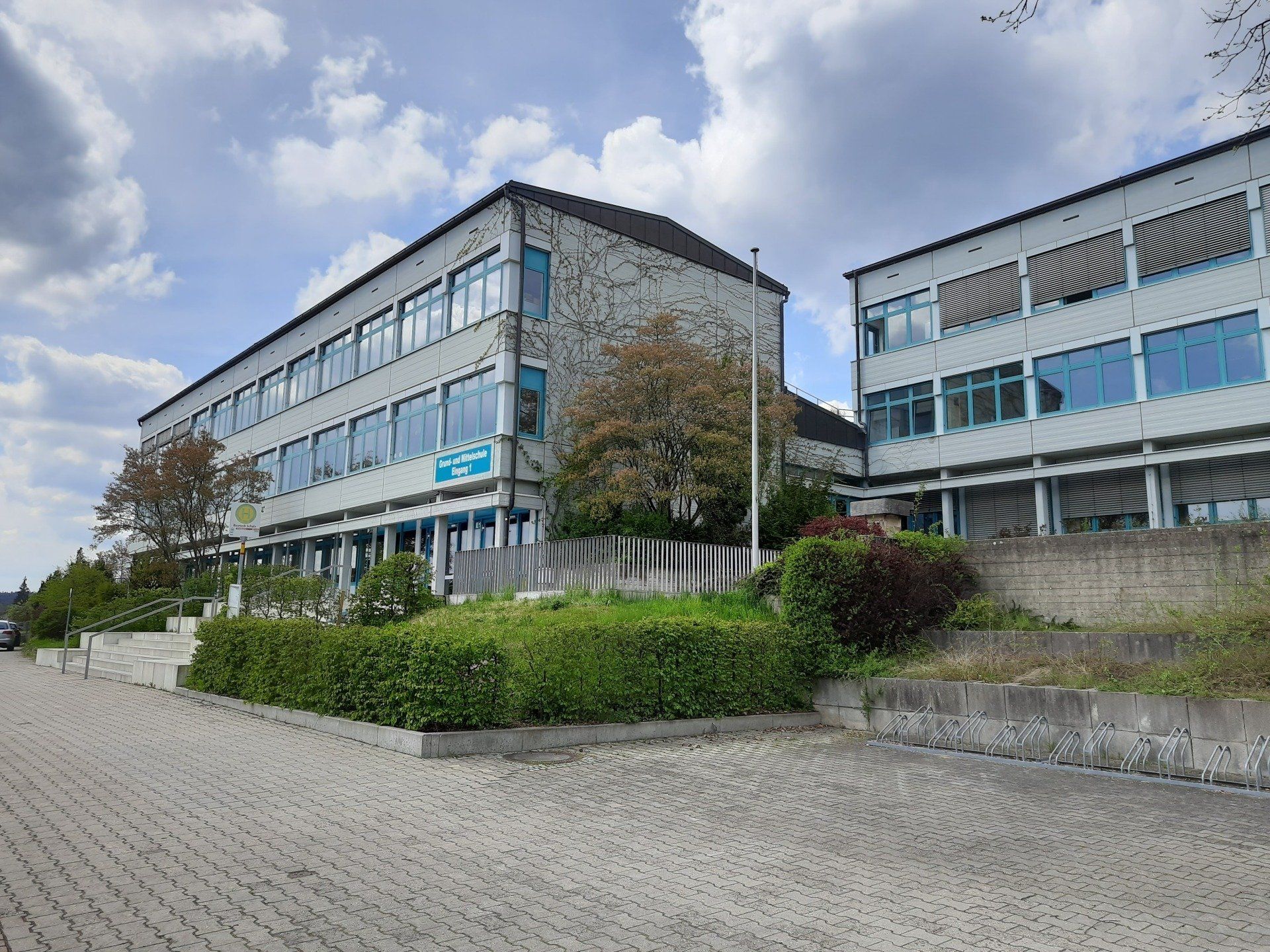Generalsanierung einer Grund- und Mittelschule mit Schwimmhalle