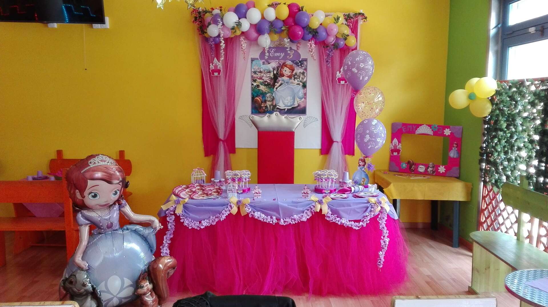 banchetto con palloncini rosa