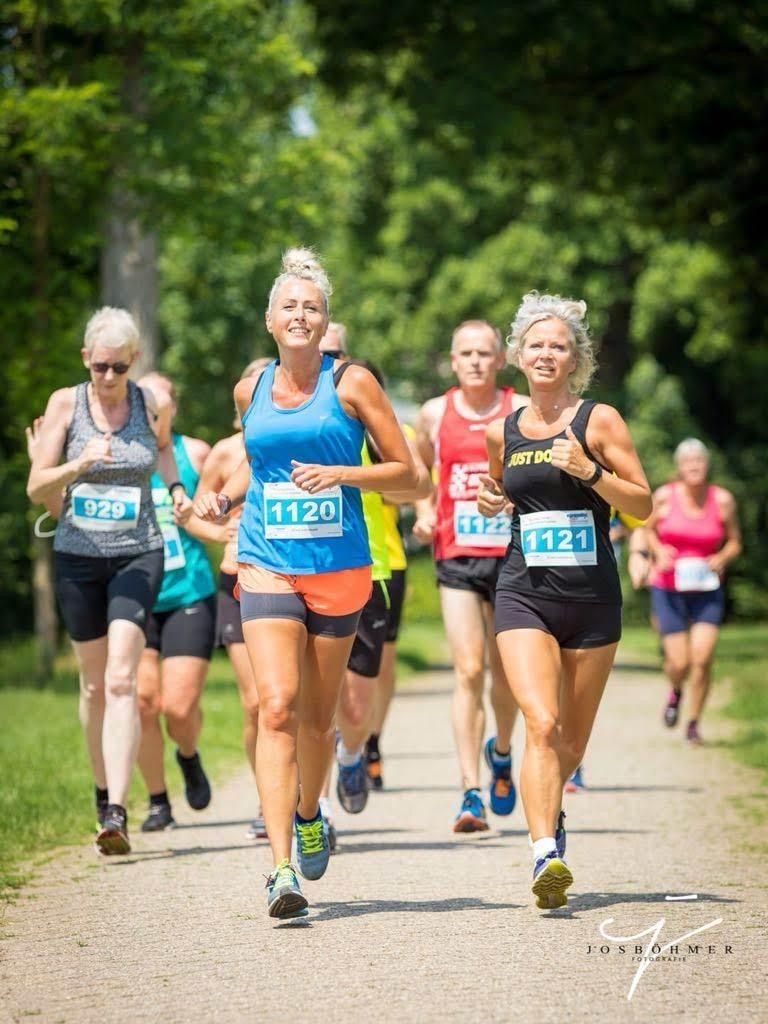 Hardlopers tijdens de berenloop marathon op Terschelling