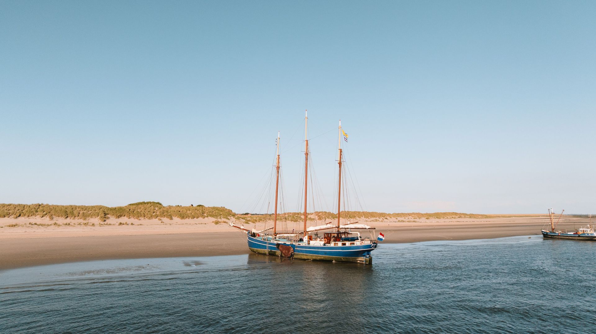 Die Morgana liegt trockengefallen an einer Sandbank mit Dünen