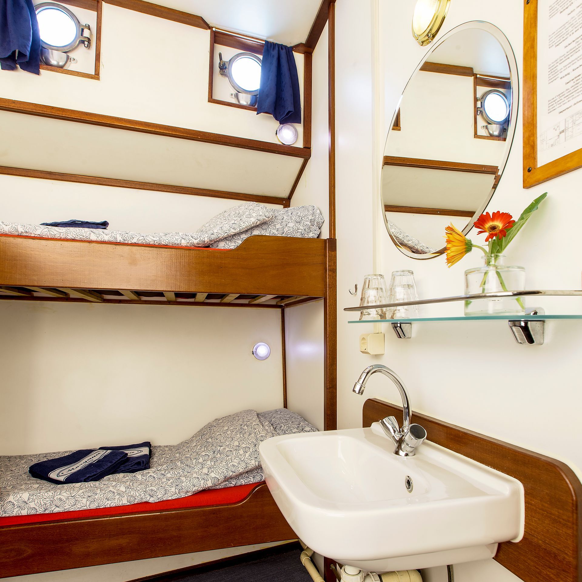 Hut aan boord van zeilschip Morgana