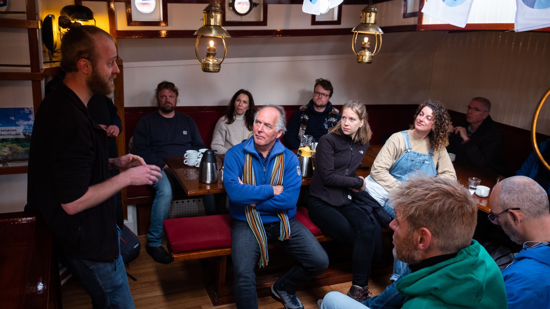 Plastic onderzoek tijdens bedrijfsuitje op de Waddenzee met The Ocean Movement –deelnemers krijgen uitleg in gastenverblijf
