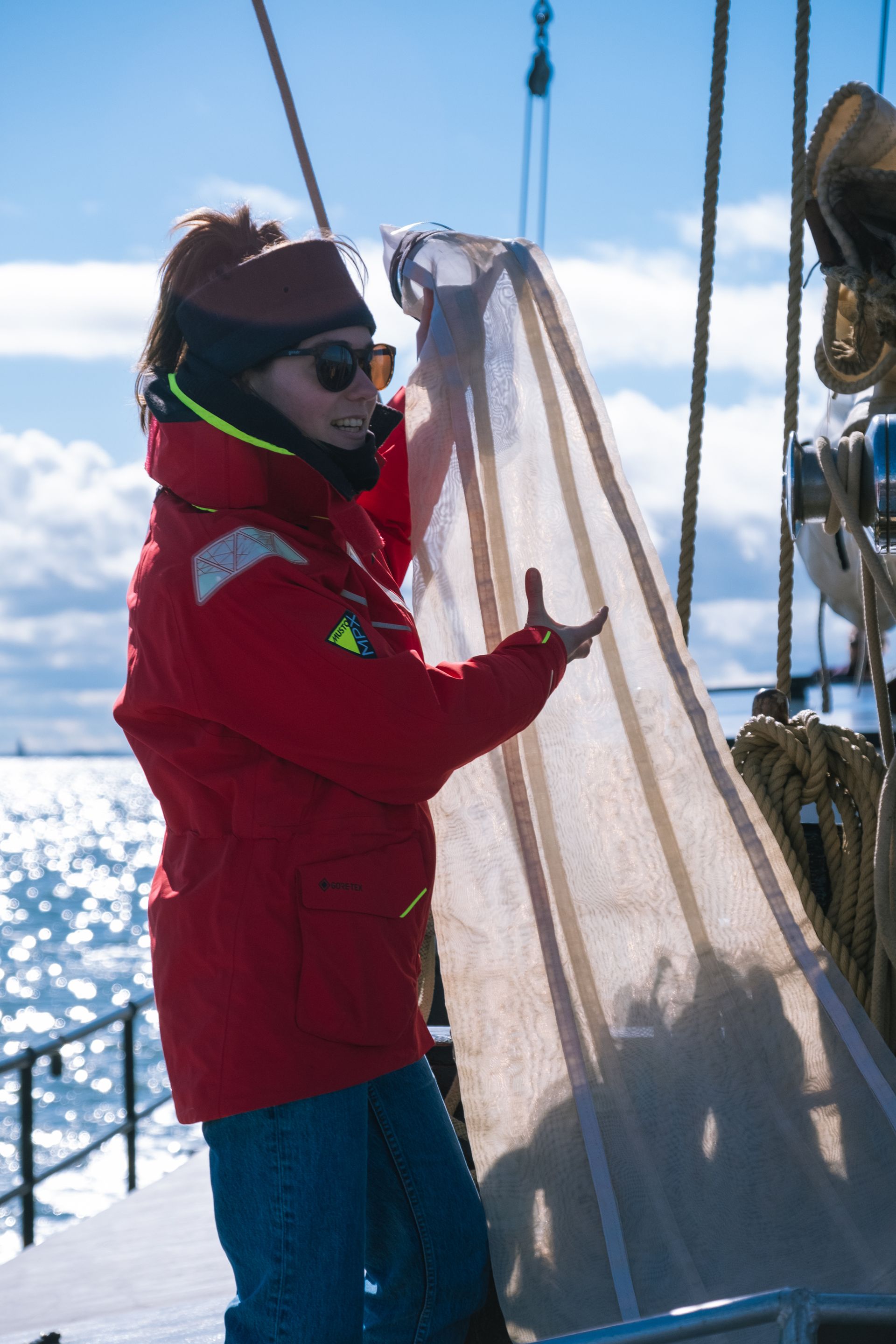 Plastic onderzoek tijdens bedrijfsuitje op de Waddenzee met The Ocean Movement –deelnemers krijgen uitleg over mantatrawl
