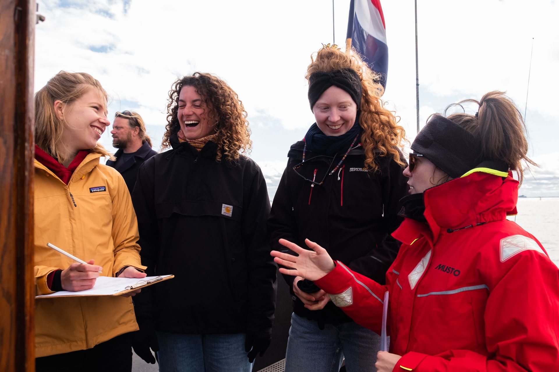Plastic onderzoek tijdens bedrijfsuitje op de Waddenzee met The Ocean Movement –deelnemers schrijven de data op