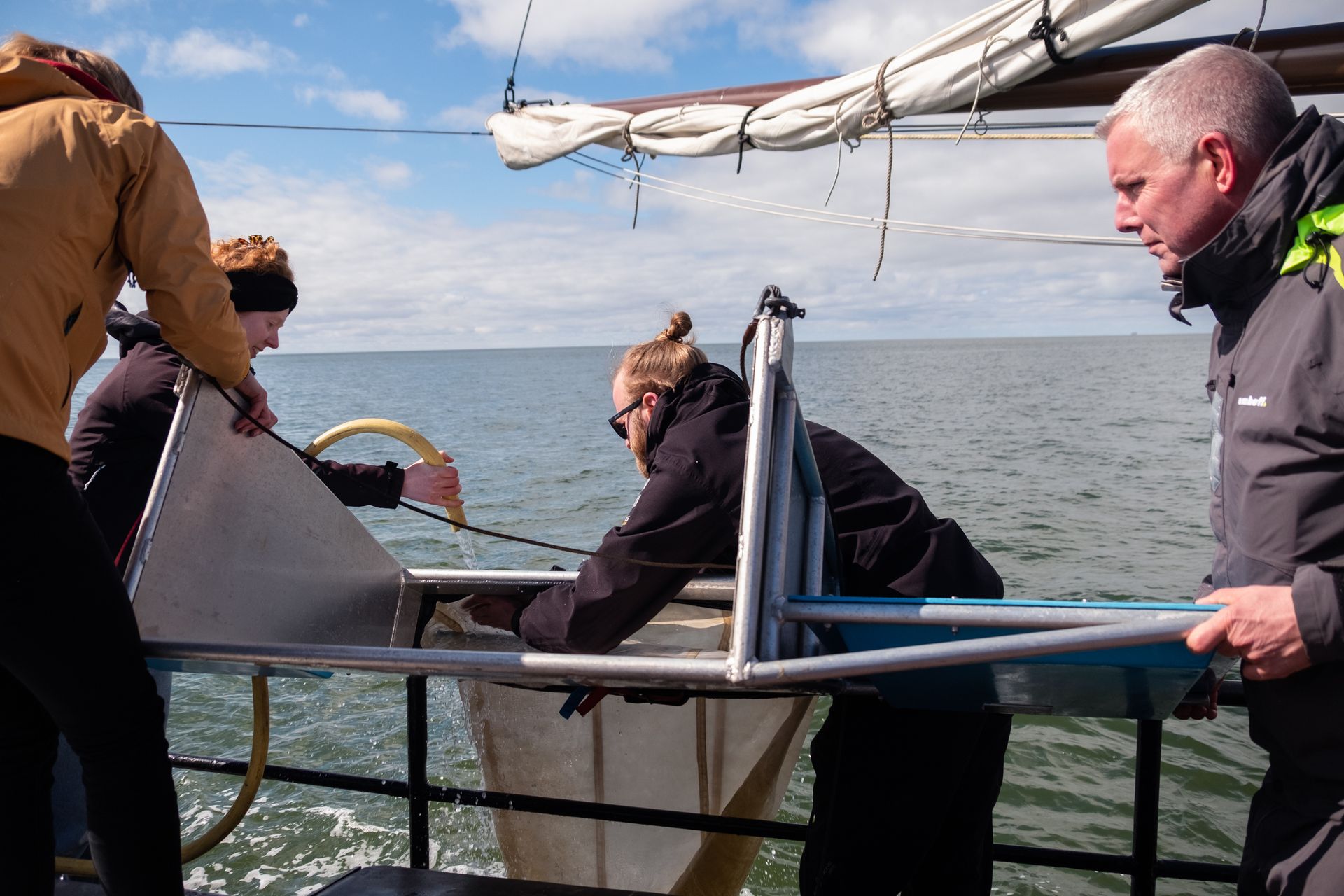 Plastic onderzoek tijdens bedrijfsuitje op de Waddenzee met The Ocean Movement –